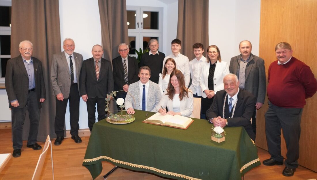 Waldthurn. Die Marktgemeinde Waldthurn ehrte Manuela Grünauer. Sie trug sich ins Goldene Buch der Gemeinde ein. Zahlreiche Weggefährten würdigten ihr außergewöhnliches Engagement im Ehrenamt und ihre Leistungen als Musikerin und Chorleiterin.