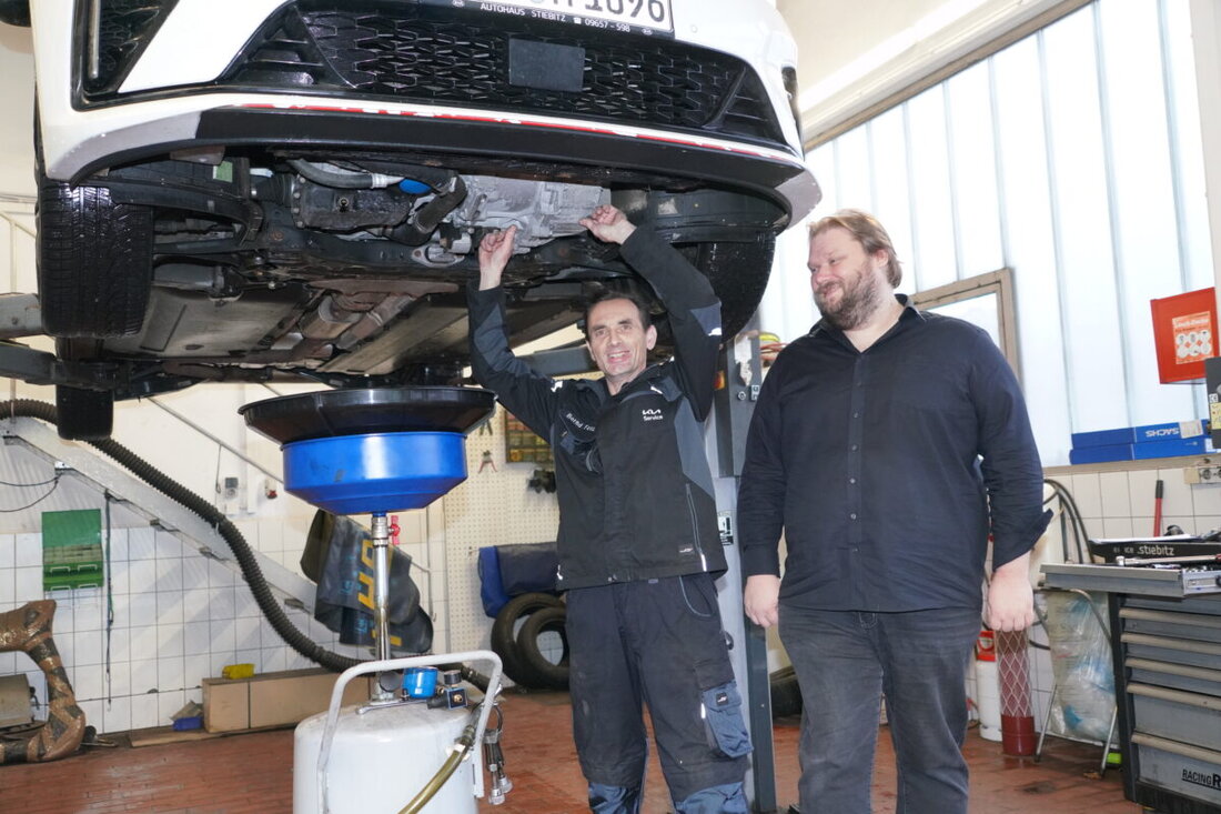 Albersrieth. Ein besonderer Meilenstein für Bernd Fenzl und das Autohaus Stiebitz: Der 54-jährige Mitarbeiter feierte kürzlich sein 30-jähriges Firmenjubiläum.