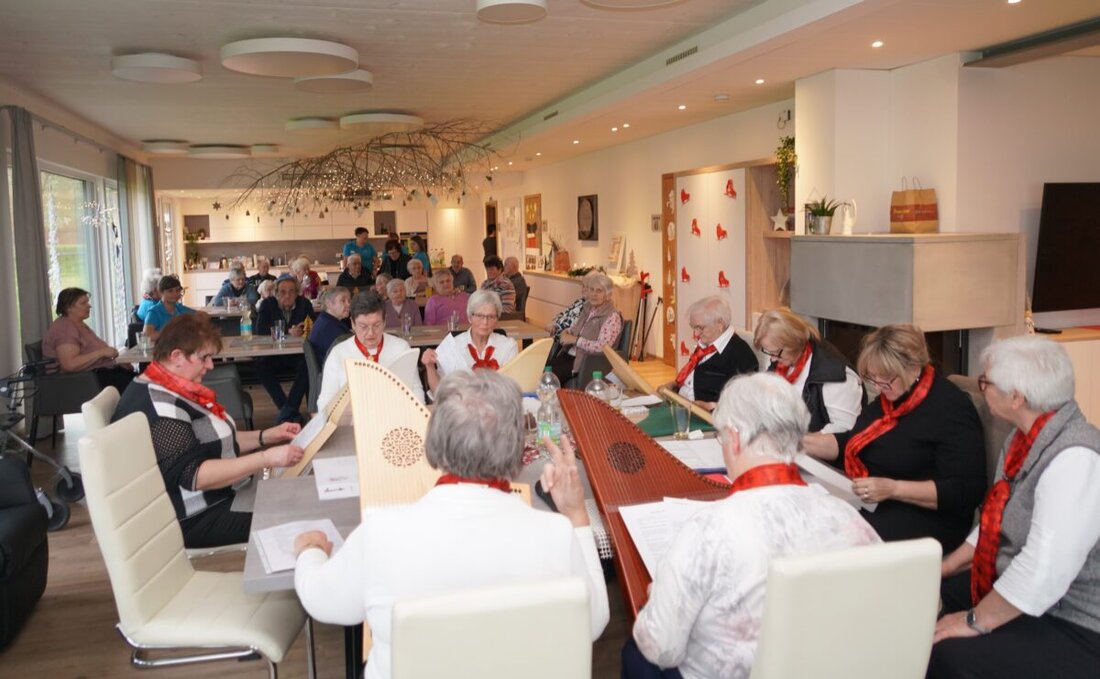 Waldthurn. Melanie und Stefan Reber und ihr Tagespflegeteam „Unter`m Fahrenberg“ hatten kürzlich das Veeh-Harfen-Ensemble der Musikschule Neustadt/WN unter der Leitung von Maria Wildenauer zu Besuch.