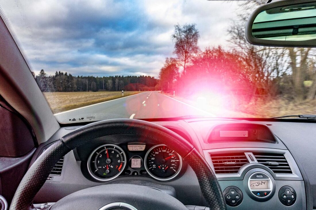 Nordoberpfalz. Die Verkehrspolizeiinspektion Weiden führt regelmäßig Geschwindigkeitsmessungen in den Landkreisen Tirschenreth, Neustadt/WN und im Stadtgebiet Weiden durch. Im Juni haben sich wieder zahlreiche Fahrzeuglenker nicht an die vorgeschriebenen Geschwindigkeitsbegrenzungen gehalten. Insgesamt wurden 77.292 Fahrzeuge gemessen. Dabei wurden 1.230 Fahrzeuglenker beanstandet.