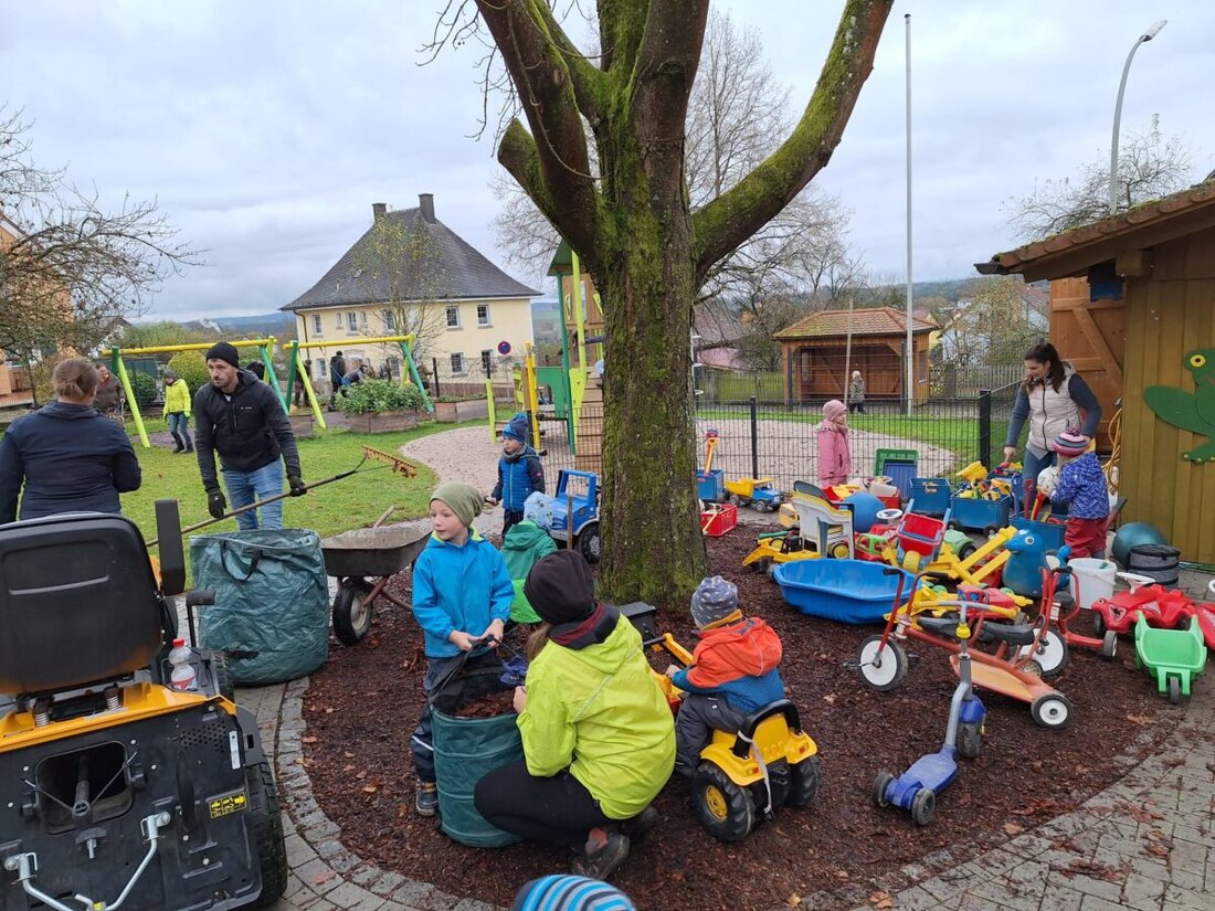 Wurz. Viele kleine und große Helferinnen und Helfer fanden sich zur Herbst-Gartenaktion im Kinderhaus St. Matthäus in Wurz ein.