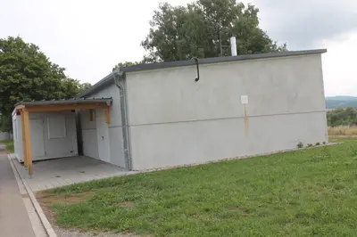 Floß: Künstler Mahdi Neyazi soll die Heizzentrale mit Sportmotiven aufpeppen