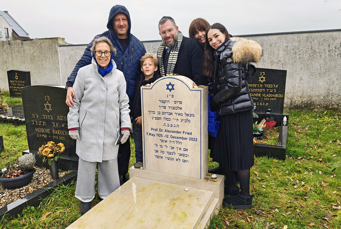 Amberg. Schon wieder zwei Jahre ist es her, dass uns Alexander Fried für immer verlassen hat. Er fehlt uns allen – am meisten seiner Witwe Dorothea Woiczechowski-Fried, Sohn Jonathan und Enkel Jakob. Am Jüdischen Friedhof in Amberg gedachte der engste Familienkreis dem Mann, der drei Konzentrationslager und einen Todesmarsch überlebte und dennoch die Güte in Person blieb.
