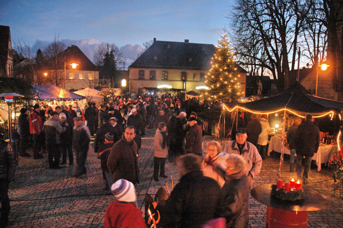Kirchenlaibach. Der "Advent im Dorf 2024" startet am Samstag um 16 Uhr mit einem vielfältigen Programm, darunter eine Tretbulldog-Lichterfahrt und eine Feuershow. Der Markt bietet Weihnachtsdeko, kulinarische Genüsse und wird von mehreren Vereinen und örtlichen Gruppierungen unterstützt.