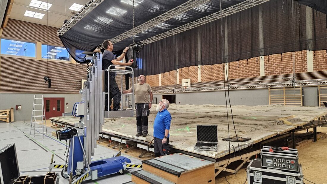 Kemnath. Die Vorbereitungen für die Kemnather Passion 2025 laufen, mit dem Bau einer 120 Quadratmeter großen Bühne und dem Einsingen des Chors. Die Technik und eine Zuschauertribüne mit 900 Plätzen werden ebenfalls aufgebaut, letztere zum Fasching.