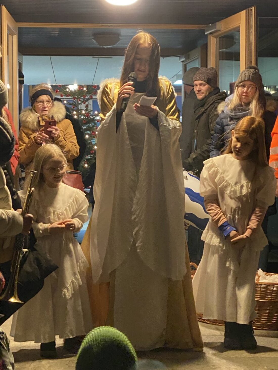 Tännesberg.Viele Besucher flanierten durch den Tännesberger Weihnachtshzauber und ließen sich die kulinarischen Köstlichkeiten schmecken. Das Christkind hatte für jeder Kind ein kleines Geschenk dabei.