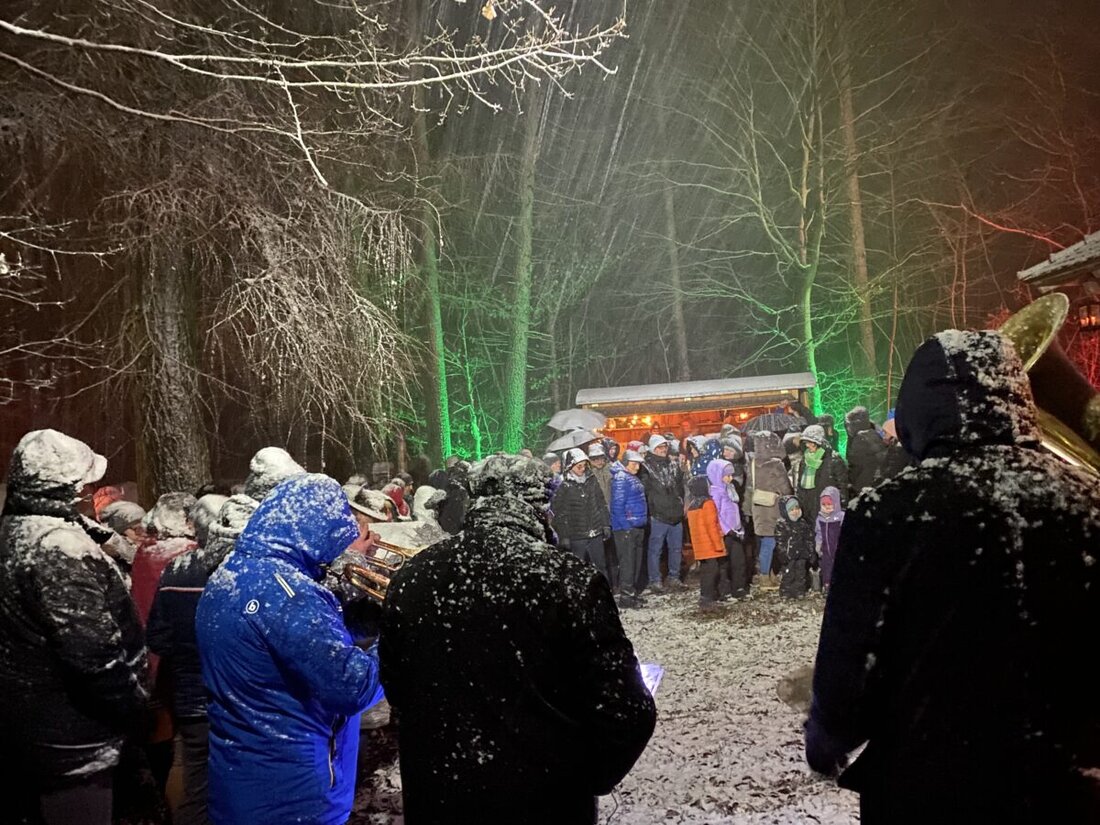 Tännesberg. Feierliche Waldweihnacht des OWV Tännesberg im einsetzenden Schneegestöber.
