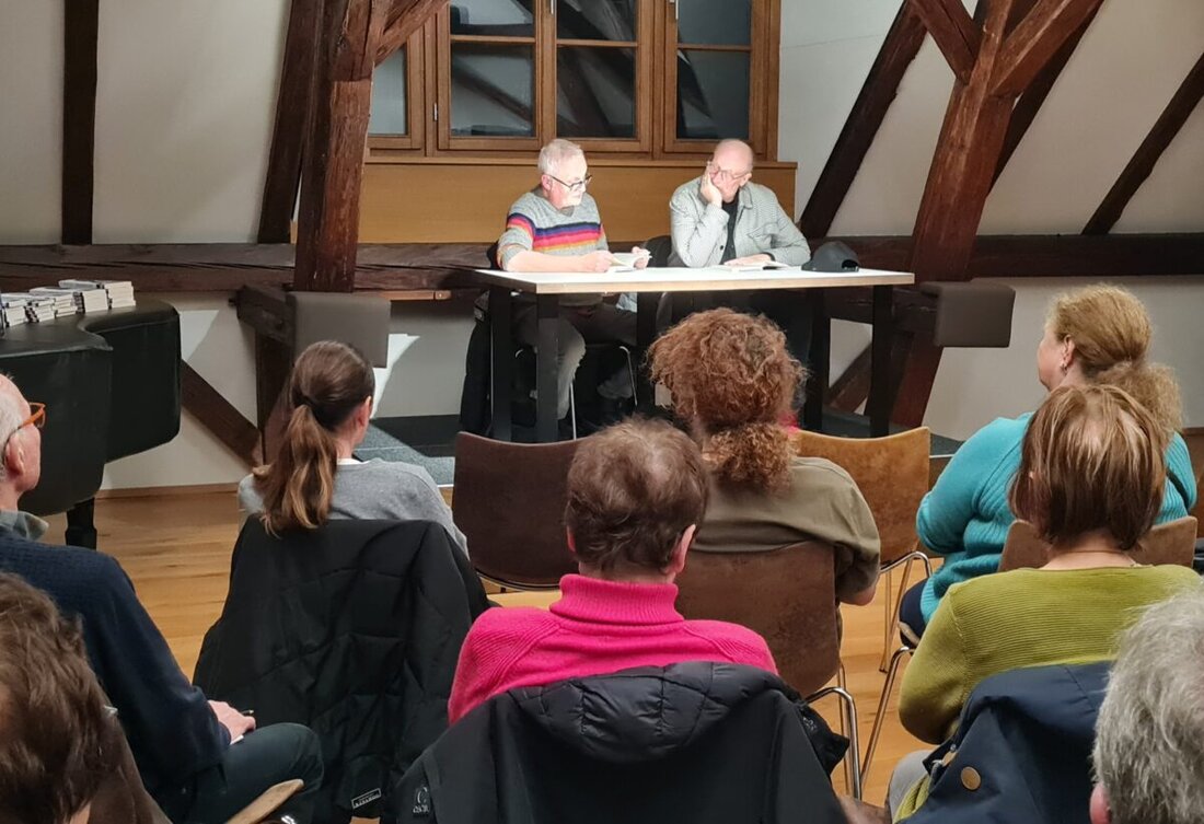 Eschenbach. Thomas Bäumler stellte in der Stadtbibliothek Eschenbach seinen neuen Regionalkrimi mit Hauptfigur Gerti Zimmermann vor, der diesmal in die Toskana führt. Zahlreiche Interessierte kamen zur Lesung, bei der Bäumler und sein Lektor Stefan Voit für Unterhaltung sorgten.