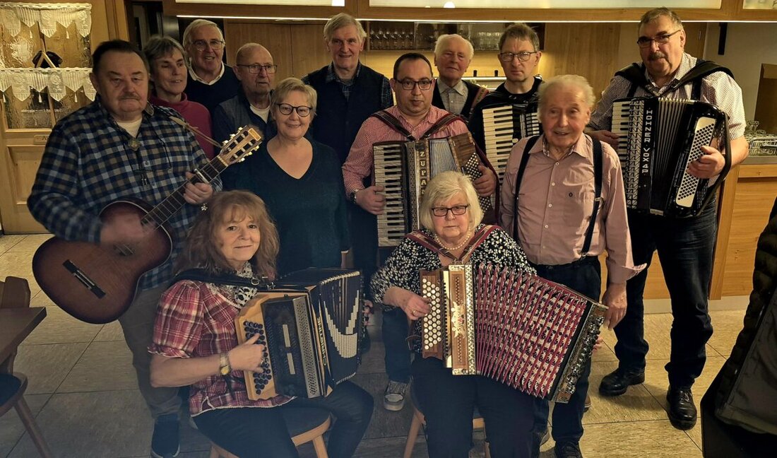 Kemnath. Musikantentreffen und Wirtshaussingen verwandelten den Gasthof Busch in ein Paradies für Volksmusik-Liebhaber. Der Nachmittag war geprägt von Harmonie, Heiterkeit und einem starken Gemeinschaftsgefühl.