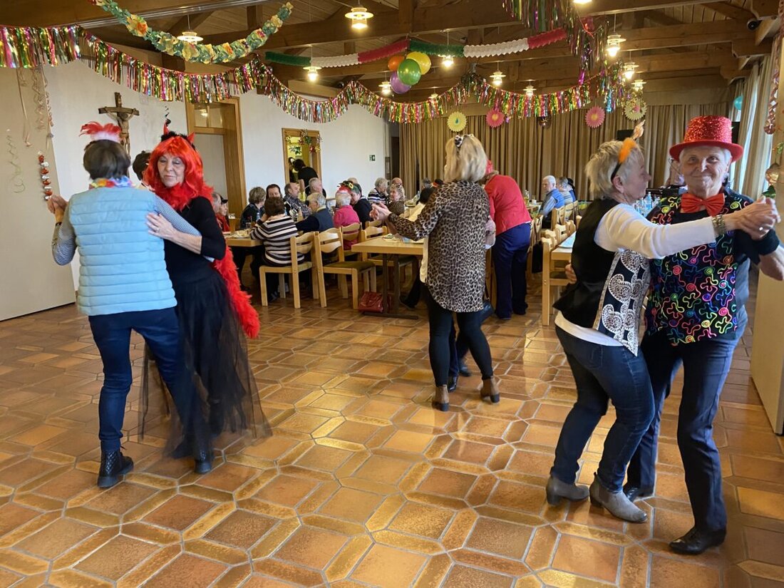Tännesberg. Schunkeln, Tanz und lustige Sketche sorgten für eine gute Stimmung beim Seniorennachmittag.