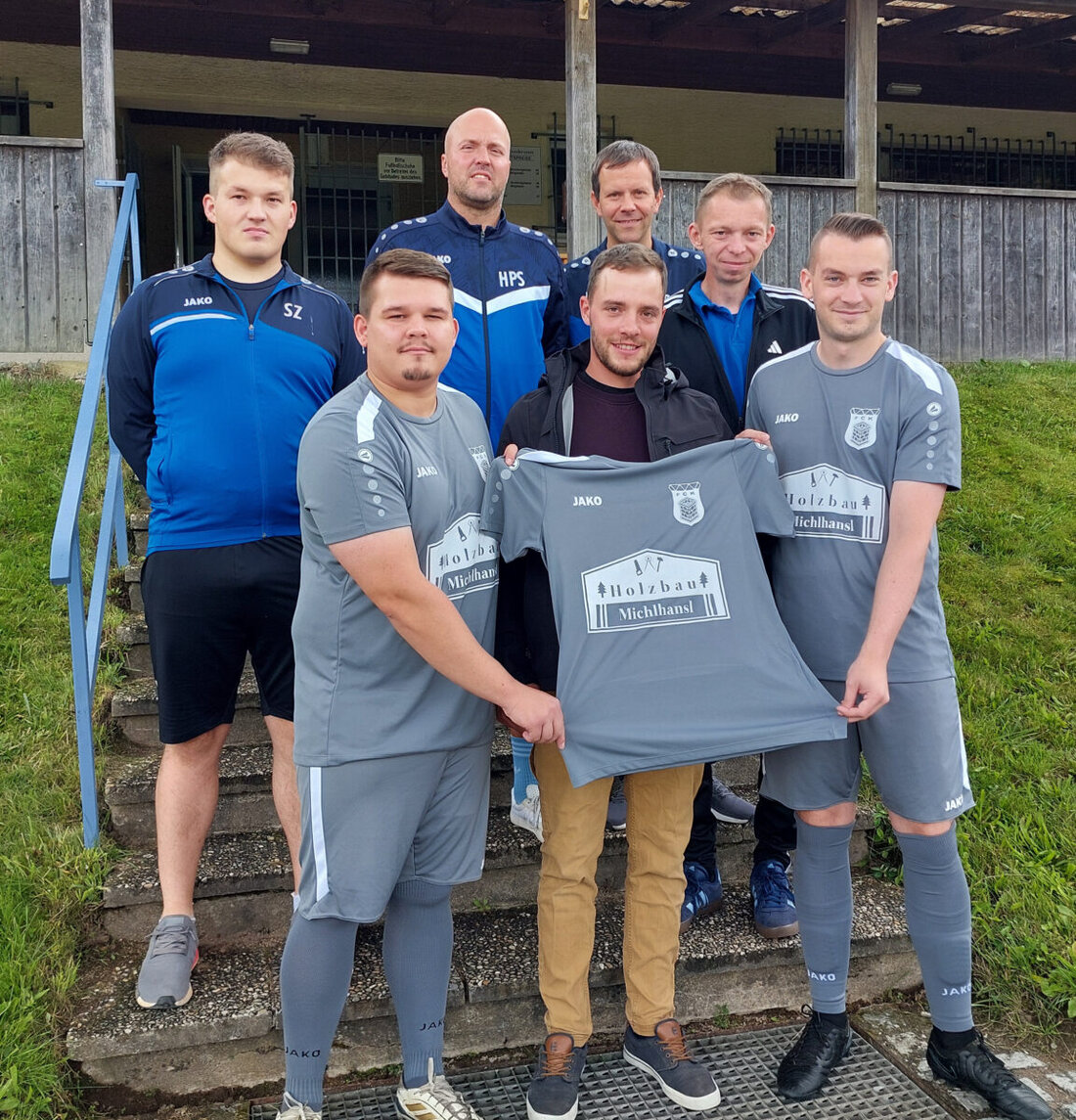 Die Fußballer des FC Kaltenbrunn laufen mit neuen Trikots auf.
