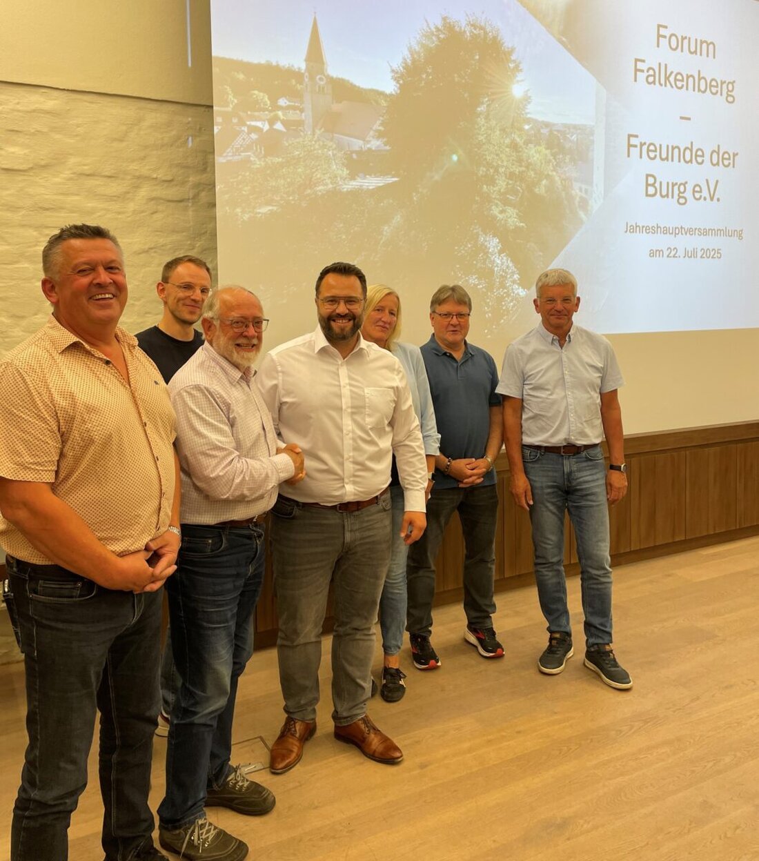 Falkenberg. Bei der Jahreshauptversammlung des Vereins Forum Falkenberg – Freunde der Burg e. V. wurde ein neues Kapitel in der Geschichte des Vereins aufgeschlagen: Nach 16 Jahren an der Spitze übergab Herbert Bauer sein Amt als Vorsitzender. 