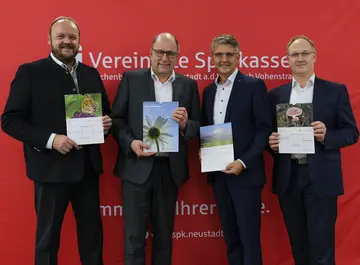 Vereinigte Sparkassen präsentieren Kalender 2026 in Neustadt