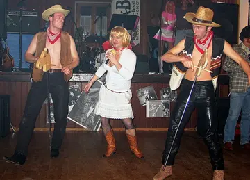 Buntes Treiben beim Atzariada Ball in der Ludwig-Meier-Schule