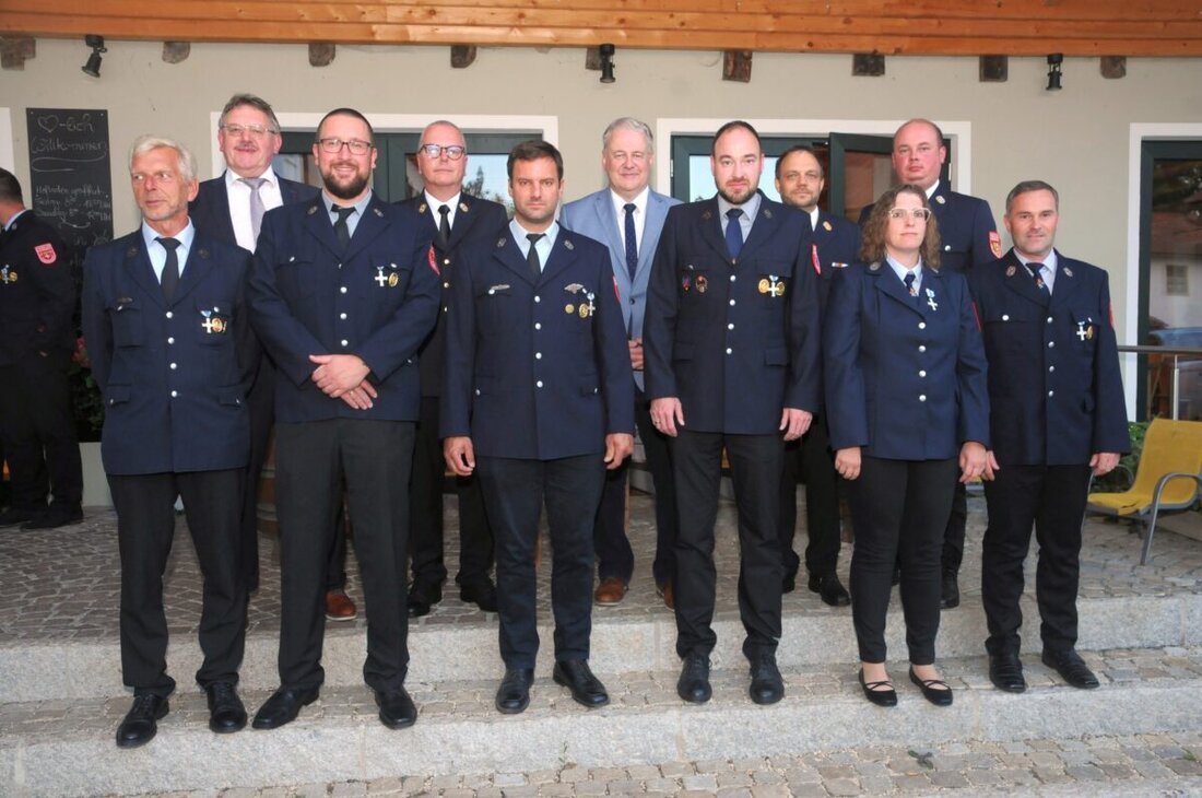 Vilseck. Acht Mitglieder der Feuerwehr Vilseck wurden für langjährigen Dienst ausgezeichnet, darunter siebenmal Silber für 25 Jahre und einmal Gold für 40 Jahre. Die Ehrung fand in der Gaststube Ulrich am Laubhof im Rahmen des Feuerwehrehrungsabends statt.