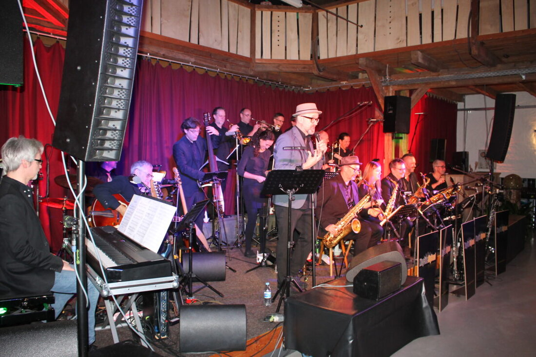 Trabitz. Das traditionelle Adventskonzert mit der "Big Band Akademie" aus Luhe-Wildenau sorgte am dritten Adventswochenende zweimal für ein volles Haus. Es bot eine Mischung aus Jazz- und Weihnachtsmusik, darunter Klassiker und weltliche Stücke.