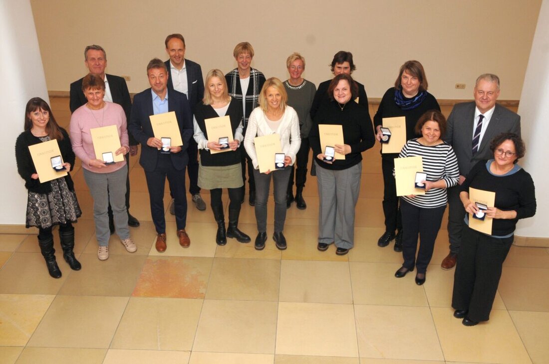 Amberg-Sulzbach. Bei einer vorweihnachtlichen Feier im Landratsamt wurden Lehrkräfte für Dienstjubiläen geehrt oder in den Ruhestand verabschiedet, insgesamt 40 Pädagogen. Die Veranstaltung wurde musikalisch von einer Schülergruppe begleitet, während Ehrungen und Abschiedsgeschenke überreicht wurden.