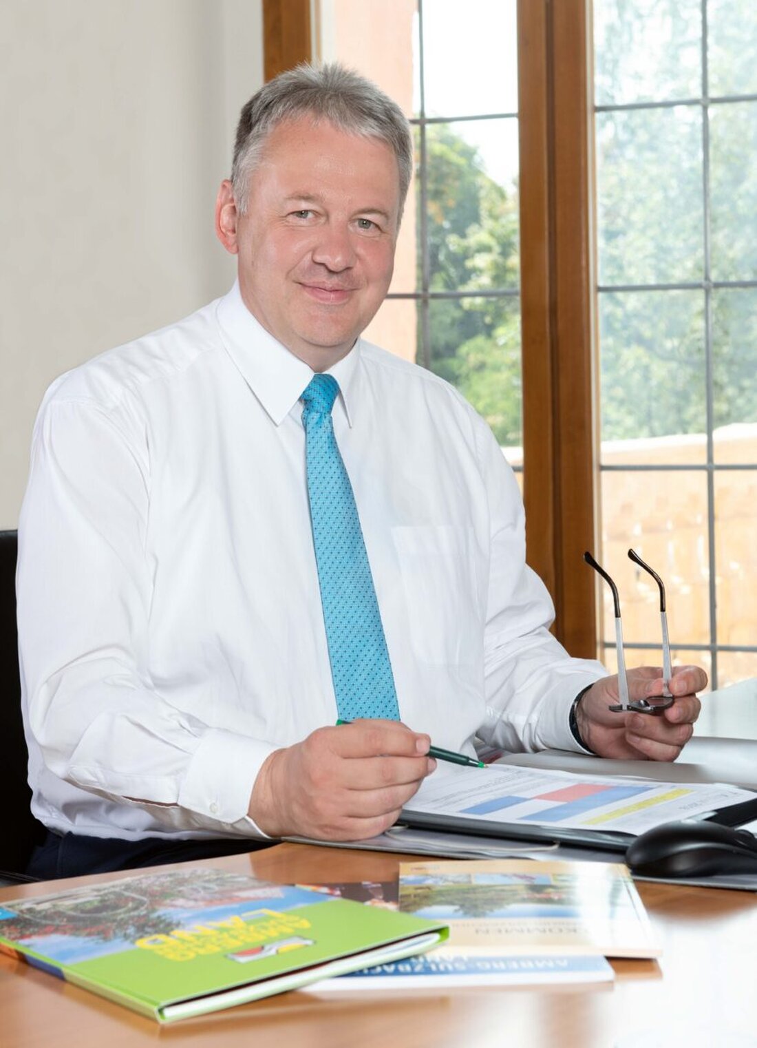 Amberg-Sulzbach. Die Spendenbereitschaft im Landkreis ist hoch, wodurch der Hilfsfonds "Hilfe zum Helfen" gut gefüllt ist, um Bedürftige zu unterstützen. Landrat Richard Reisinger dankt für die gelebte Mitmenschlichkeit und betont, dass jede Spende vollständig bei den Hilfsbedürftigen ankommt.