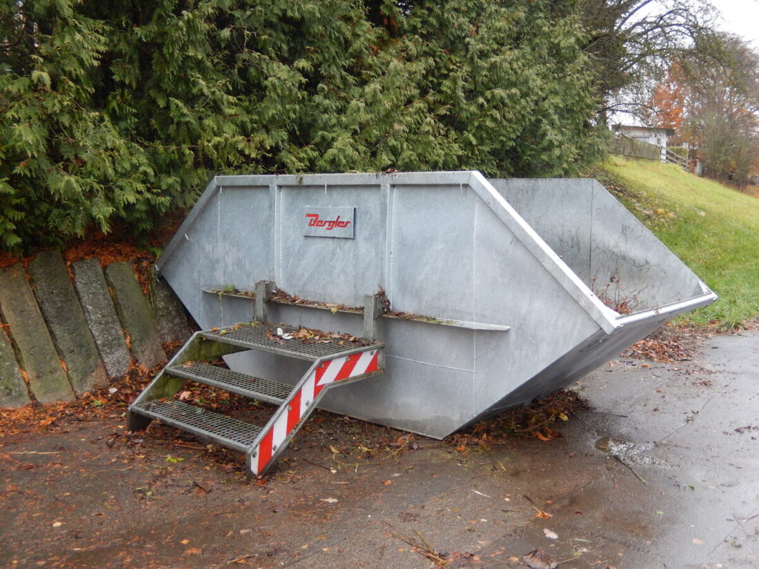 Amberg. Die Grünsammelcontainer sind erstmals auch im Winter verfügbar, um Grünabfall und Christbäume zu entsorgen.