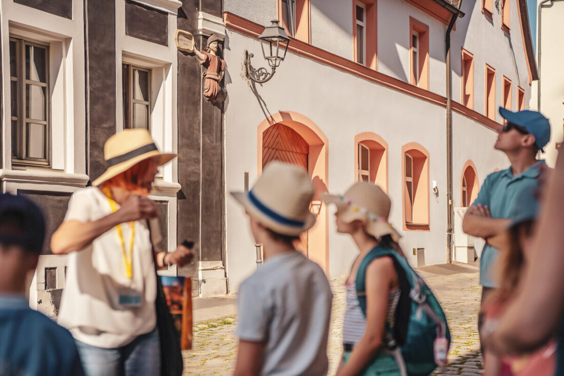 Amberg. Die vhs Amberg bietet eine GÃ¤stefÃ¼hrer-Schulung an, die 60 Unterrichtseinheiten umfasst, mit dem Ziel, freiberufliche StadtfÃ¼hrer auszubilden. Die KursgebÃ¼hr liegt bei 870 Euro, Anmeldungen sind telefonisch oder online möglich.