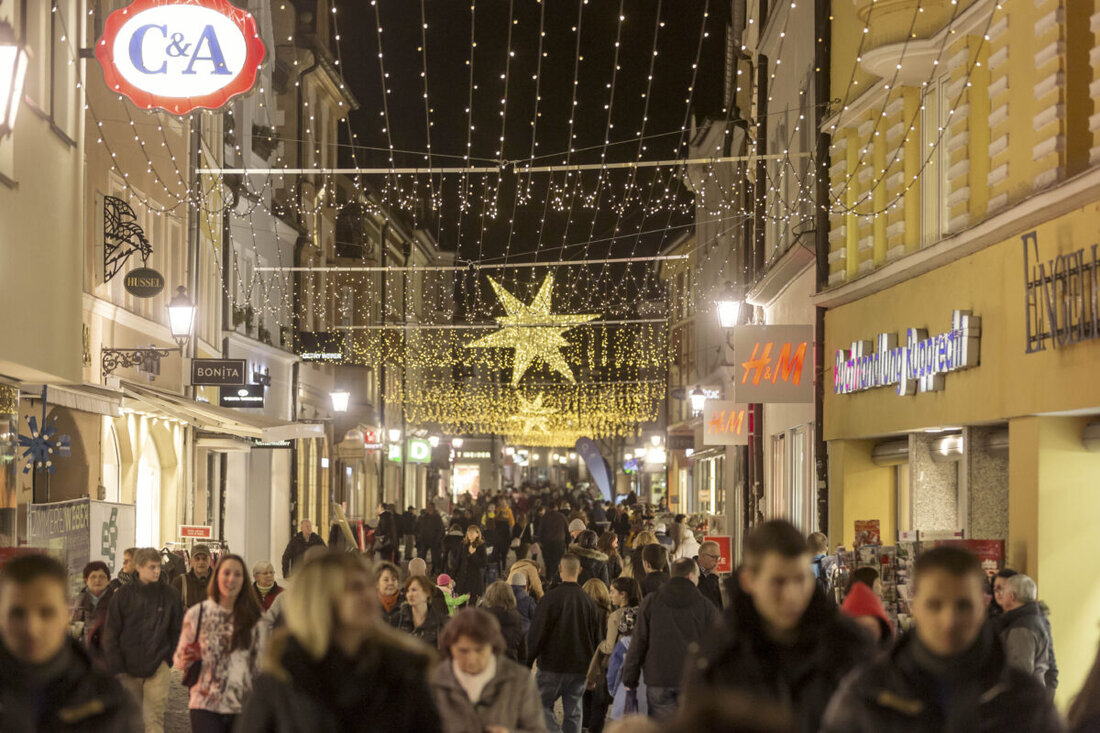 Amberg. Die Altstadt muss dieses Jahr erstmals auf ein durchgängiges Lichterband verzichten, wegen Bauarbeiten bleibt ein Abschnitt dunkel. Die Stadt und Werbegemeinschaft entschieden gegen einen Lückenschluss, um die Geschäfte nicht zu belasten.