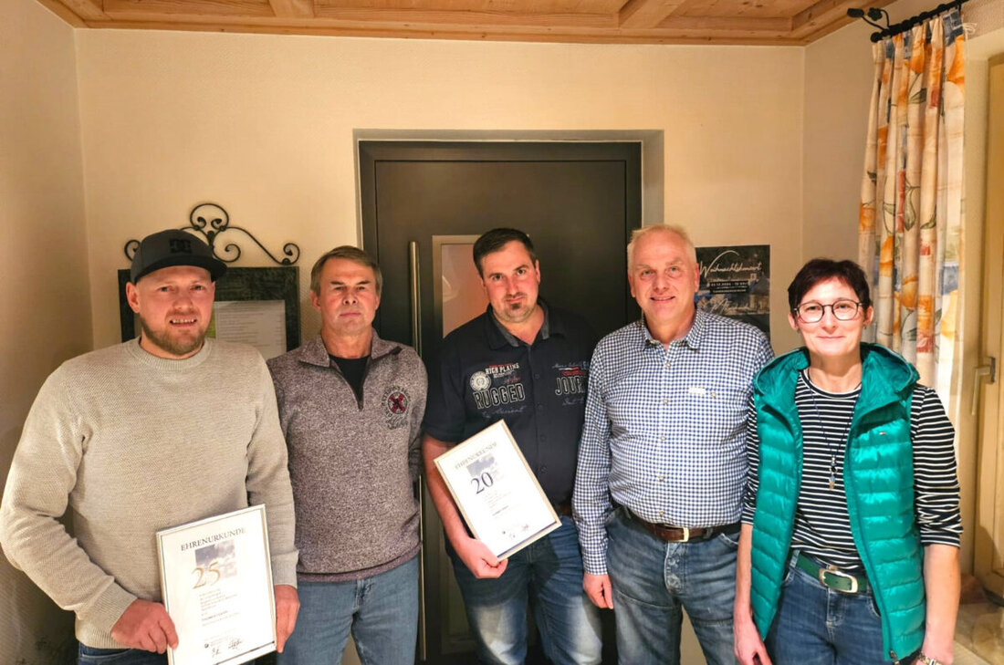 Waldthurn. Schreinermeister Alois Bäumler ehrte zum Jahresabschluss treue Mitarbeiter. Sie seien das Rückgrat der Firma.