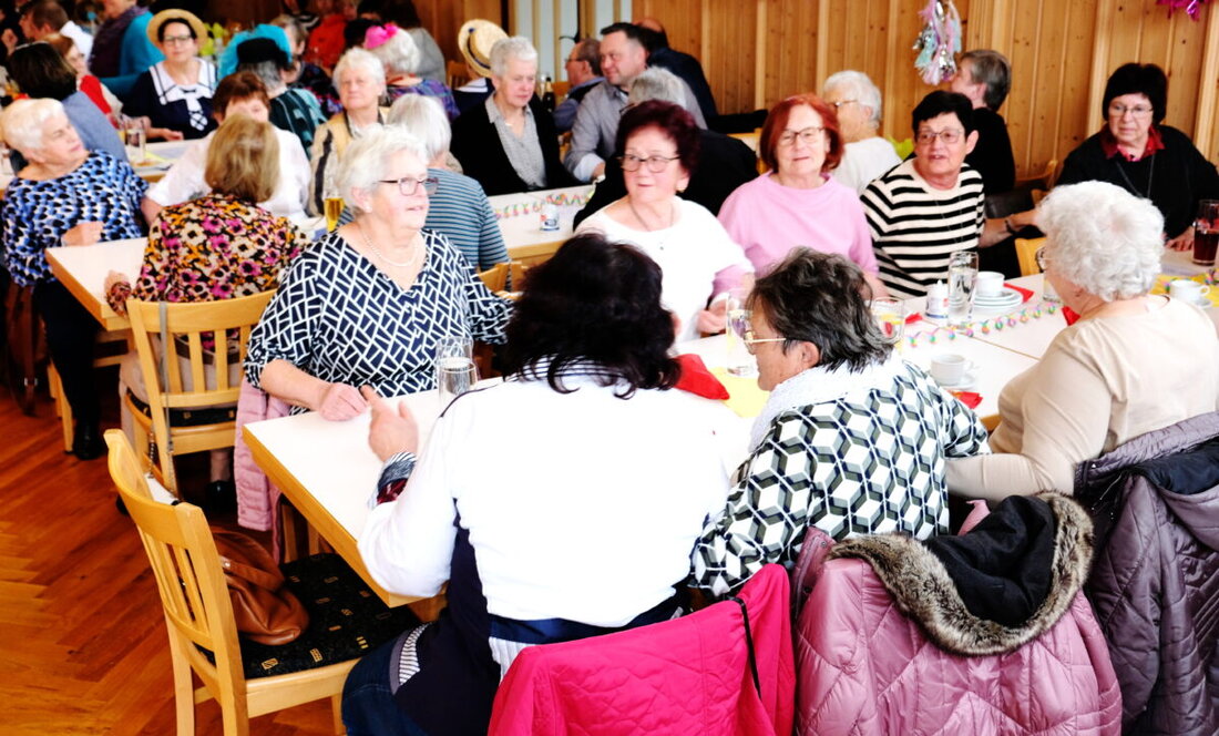 Oberbibrach. Über 200 Besucher genossen die traditionelle Faschingsfeier des Katholischen Frauenbunds mit Sketchen, Tanz und Musik.