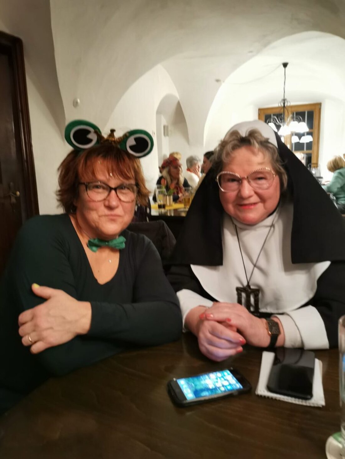Floß. Der Katholische Frauenbund Floß feierte mit einer Faschings-Winterwanderung, die mit einer geselligen Runde im Gasthaus endete. Masken und Musik sorgten für ausgelassene Stimmung.
