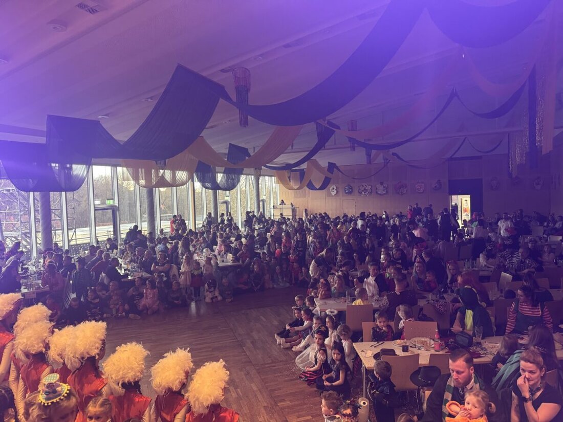 Neustadt/WN. Über 500 Besucher feierten beim Kinderfasching in der Stadthalle, wo Kinderprinz Korbinian II. und Kinderprinzessin Hannah I. das Kommando übernahmen. Eine Nebelmaschine löste einen Feueralarm aus, der dank anwesender Feuerwehrmänner rasch behoben wurde.