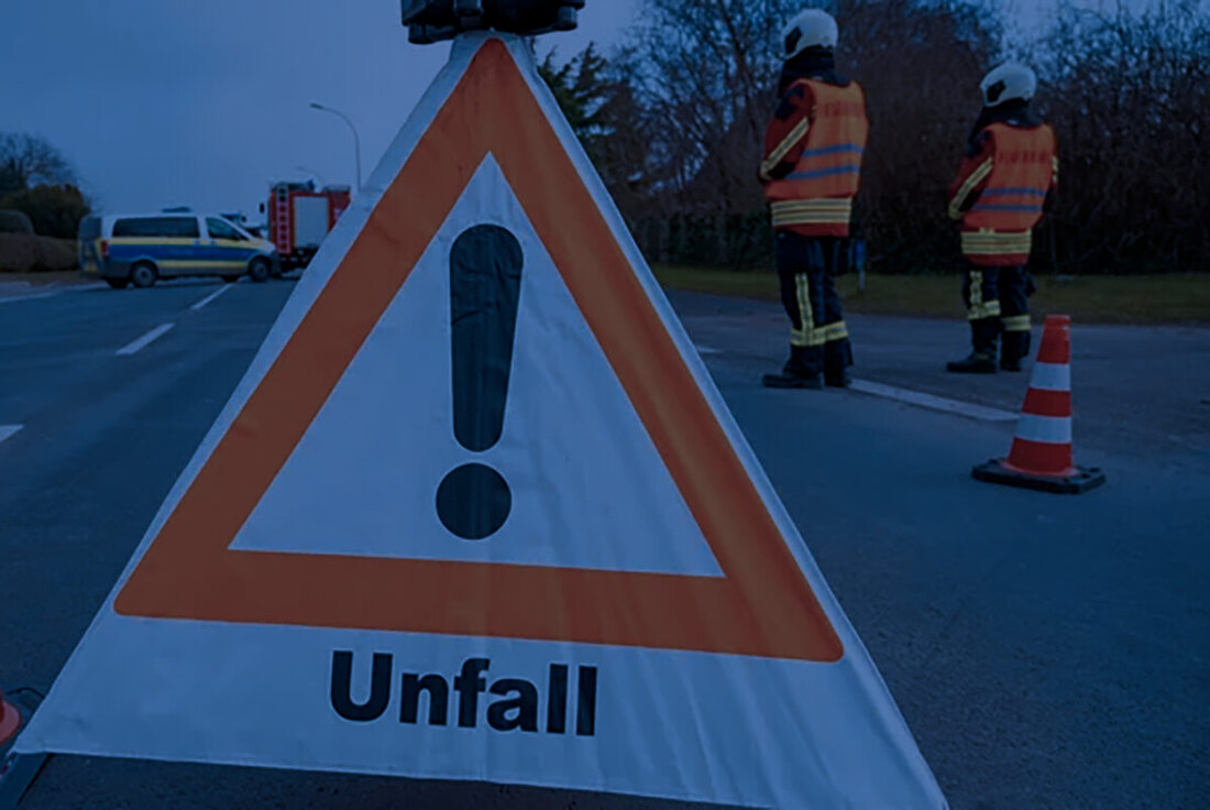 Regensburg. Schreckliches Ende für einen 47-Jährigen am frühen Sonntagmorgen. Der Beifahrer wurde aus einem sich überschlagenden Wagen geschleudert und von mehreren Fahrzeugen überrollt. Er verstarb noch an der Unfallstelle.
