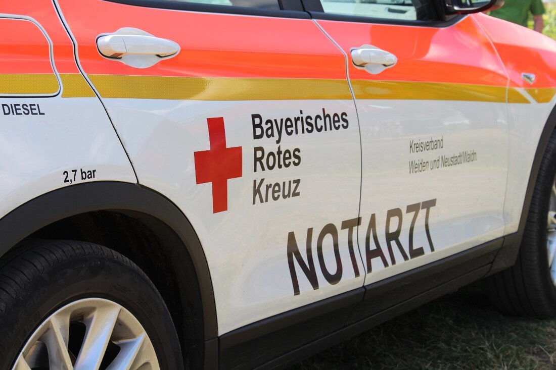 Tirschenreuth. Bei einem Verkehrsunfall auf der St 2167 wurde ein Fußgänger schwer verletzt, nachdem er von einem Auto erfasst wurde.
