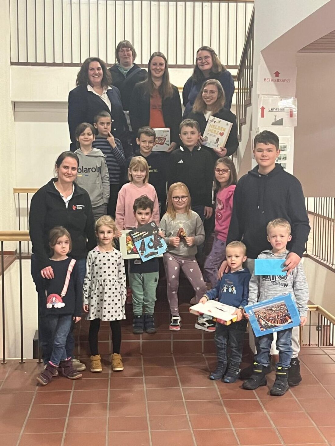 Weiden. Das Jugendrotkreuz Weiden und Neustadt führte sein Weihnachtsprojekt fort, wobei über 900 Kunstwerke an Senioren übergeben wurden. Die Gewinner des damit verbundenen Gewinnspiels konnten ihre Preise erhalten.