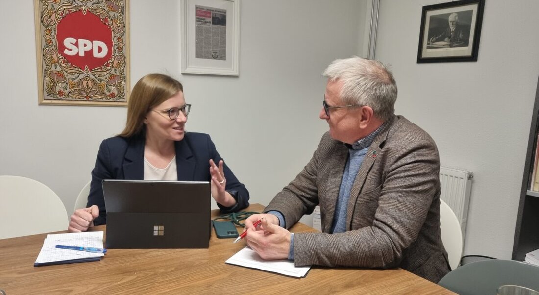 Weiden. Die Landtagsabgeordnete Nicole Bäumler und ver.di-Geschäftsführer Alexander Gröbner fordern staatliche Investitionen zur Wirtschaftsstärkung. Sie betonen die Bedeutung von Tariferhöhungen für den öffentlichen Dienst und Infrastrukturinvestitionen.