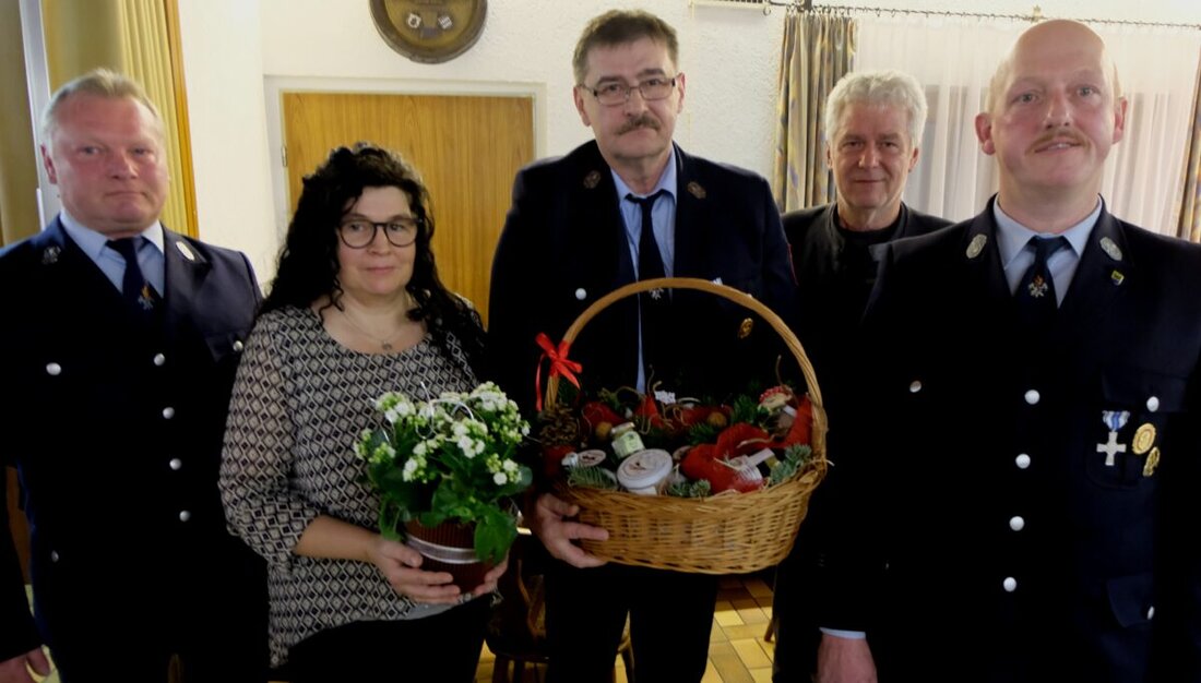 Bergnetsreuth. Die Feuerwehr Bergnetsreuth folgt dem Wahlspruch "Gott zur Ehr, dem Nächsten zur Wehr" und erreichte mit 74 Mitgliedern einen neuen Höchststand. Robert Venzl wurde nach 42 Jahren im aktiven Dienst geehrt.