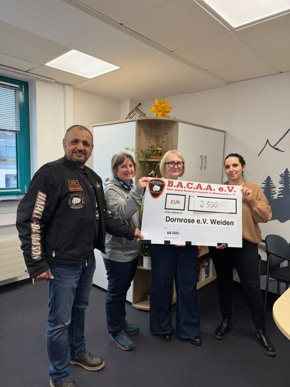 Weiden. Die Biker-Gemeinschaft zeigt in Weiden soziales Engagement. Diesmal kommt ihre Unterstützung dem Verein Dornrose zu Gute, der sich der Hilfe und Beratung von Opfern sexueller Gewalt widmet.