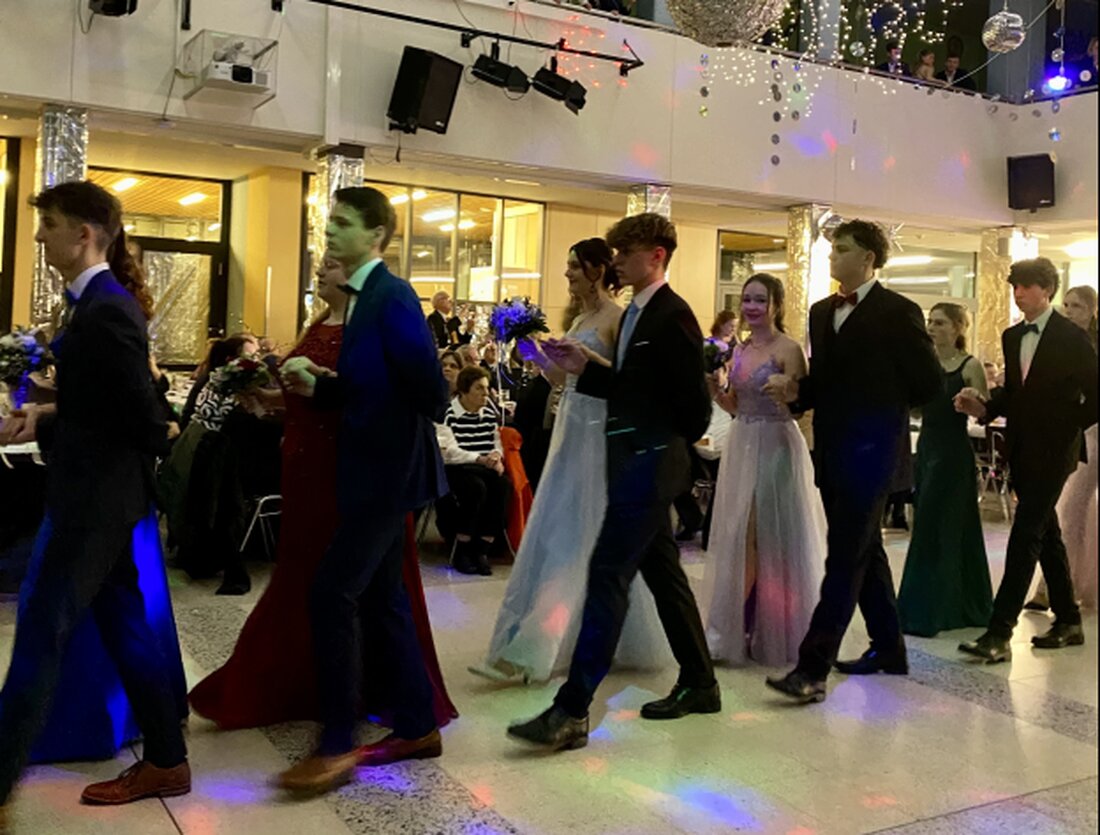 Eschenbach. Der Abschlussball der 10. Klassen des Gymnasiums mit 45 Tanzpaaren wurde von der Tanzschule Höllriegl aus Weiden vorbereitet, Thema des Abends war "Disco". 