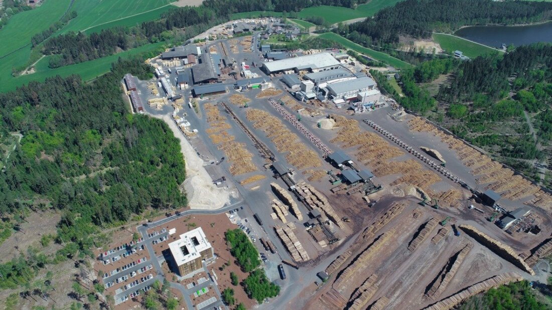 Plößberg/Wiesau. Bittere Nachrichten für hunderte Ziegler-Mitarbeiter. Zwar zeichnen sich laut Insolvenzverwalter auch für die Holzverarbeitung Investoren-Lösungen ab; aber alle diese Lösungen sind mit einem Personalabbau verbunden. Komplett vor dem Ende steht die Ziegler Logistik GmbH.
