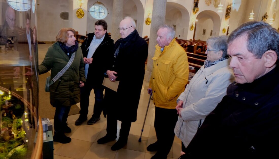 Floß. Diözesanbischof Dr. Rudolf Vorderholzer besuchte am 2. Januar die Jahreskrippe in der katholischen Pfarrgemeinde St. Johannes der Täufer. Die Krippe, finanziert durch Spenden, ist ein Kunstwerk aus der Werkstatt von Gerhard Schinner und wurde erstmals 2015 präsentiert.
