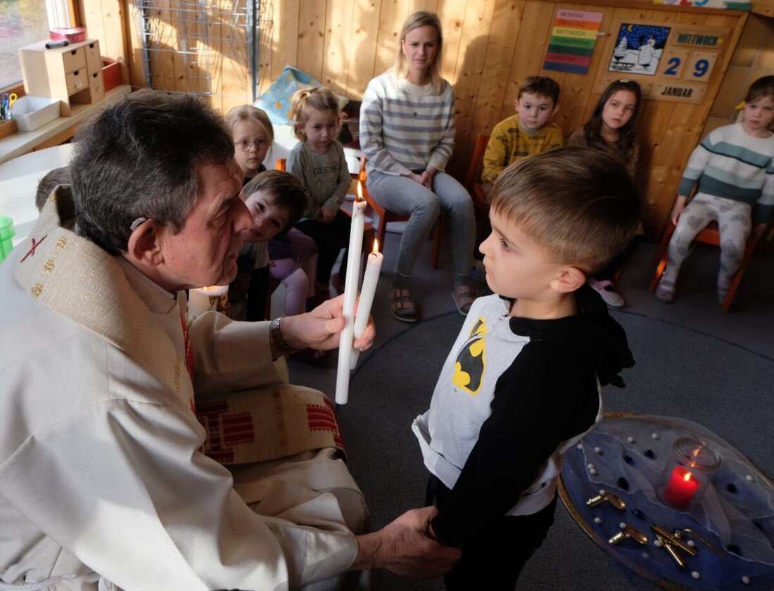 Floß. Pfarrer Max Früchtl spendete im Kindergarten St. Johannes Maria Vianney den Blasiussegen mit überkreuzten Kerzen. Der Segen fand kurz vor dem Gedenktag des Heiligen Blasius statt, der als Schutzpatron gilt.