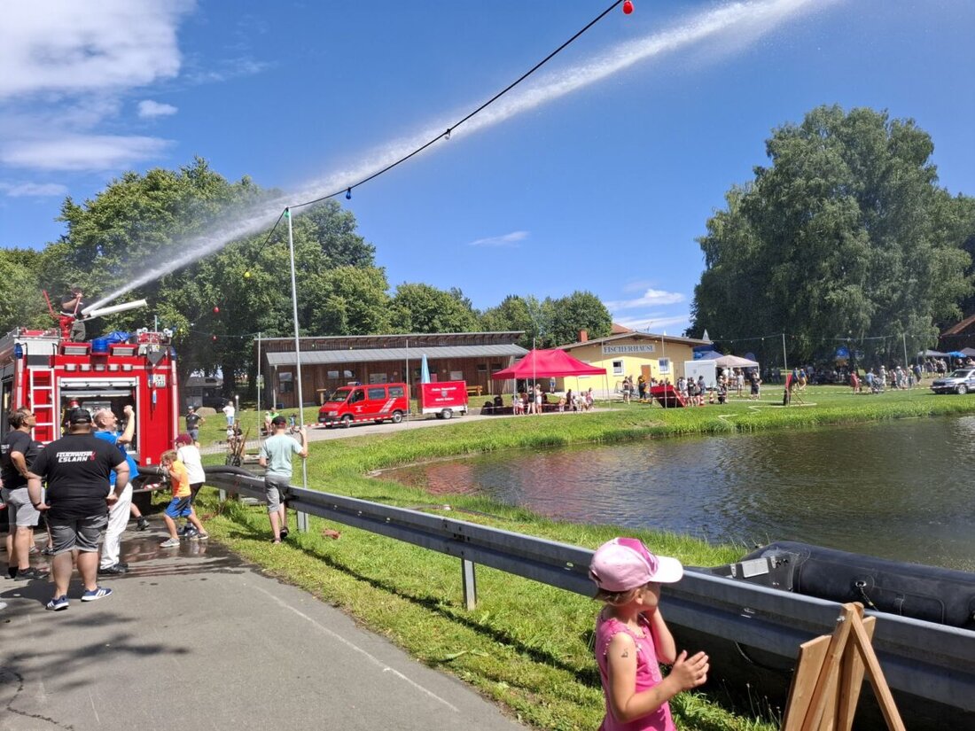 Eslarn. Ein Nachmittag beim Heimatfest widmete das Festgremium allein den Kindern, Jugendlichen und Familien. Insgesamt zwölf Vereine und Organisationen bauten an der Freizeitanlage beim Blaulichttag ihre Stände auf und boten kurzweilige Unterhaltung, kulinarische Kost und Einblicke in ihre Tätigkeit. 