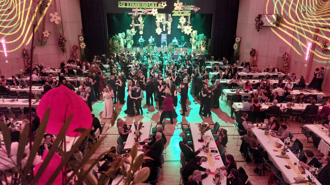 Weiden. Gartenbaugruppe Weiden und Umgebung bat zum Tanz. 2000 Schnittblumen verzauberten den Ballsaal in ein Blütenmeer. 