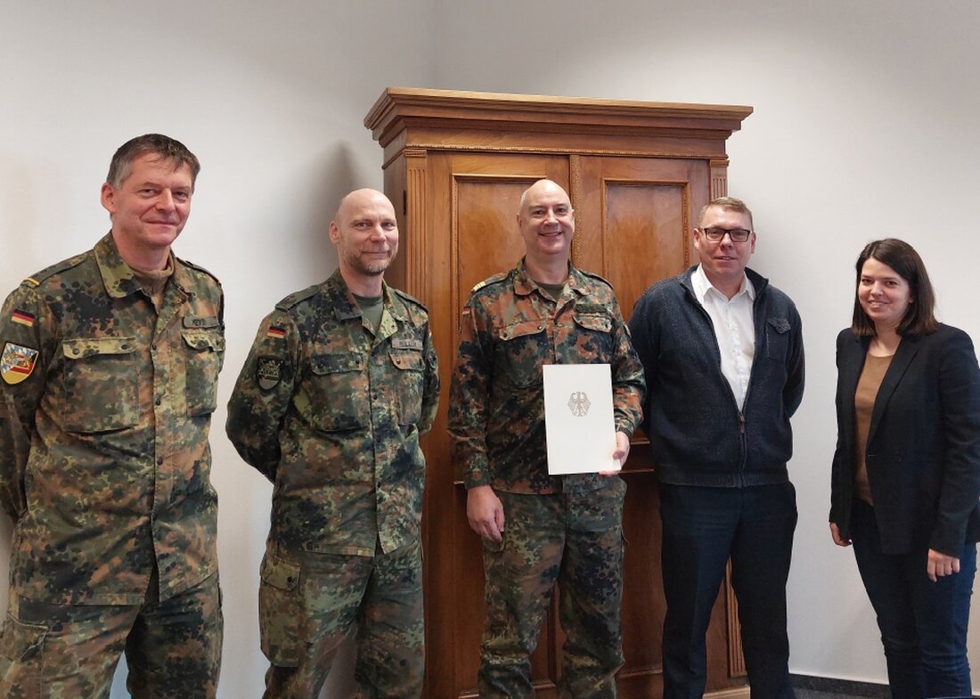 Schwandorf. Kapitänleutnant Andreas Böhm wurde als neuer stellvertretender Leiter des Kreisverbindungskommandos Schwandorf vereidigt. Er bringt Erfahrungen aus Katastropheneinsätzen und der zivil-militärischen Zusammenarbeit mit.