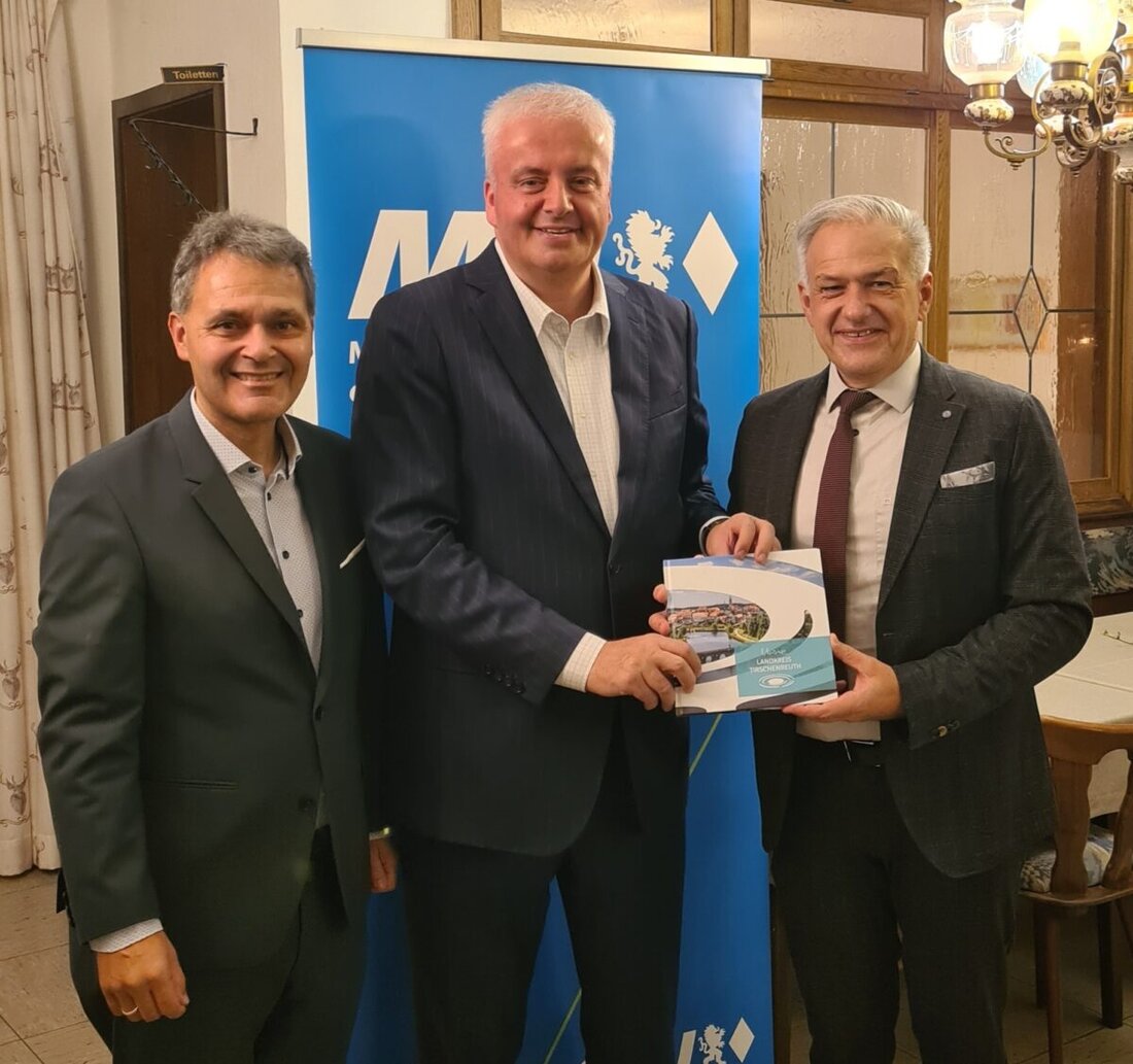 Waldeck/Tirschenreuth.
Bundesbankvorstand Burkhard Balz erklärt beim MU-Karpfenessen Wirtschaftslage, Risiken und Chancen.
Er spricht über Bürokratie, Steuern, Bargeld, digitalen Euro und überraschende Einblicke hinter Kulissen.