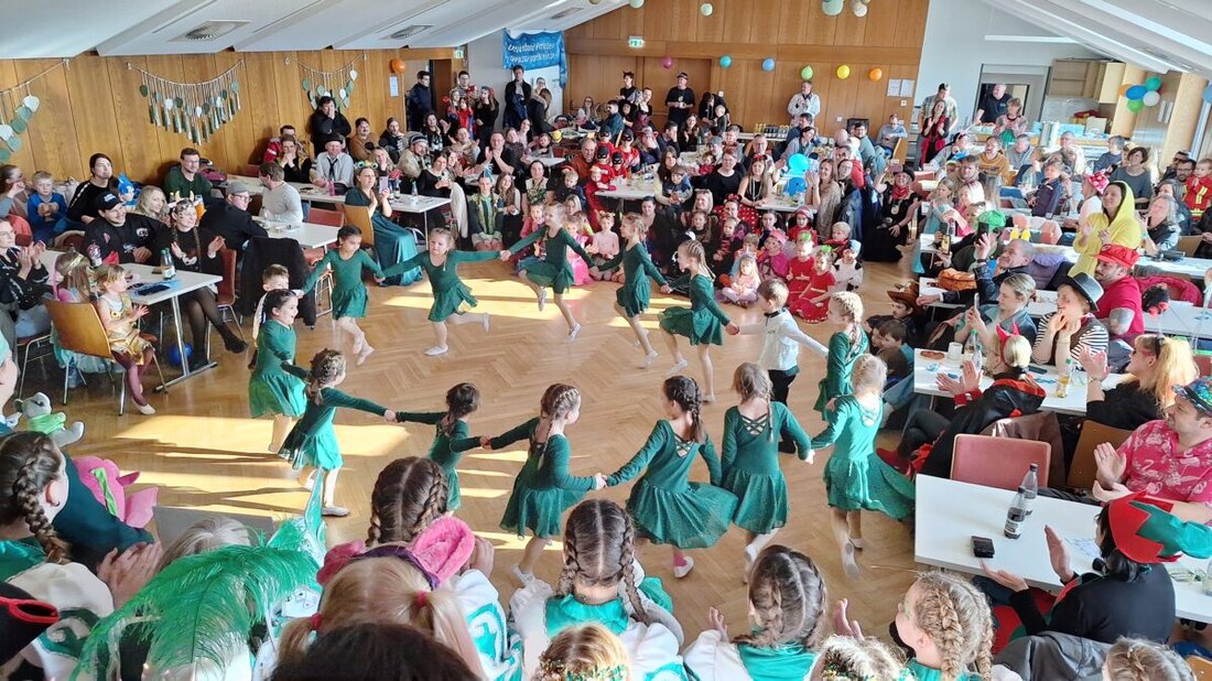 Parkstein. Der CSU Kinderfasching zog viele Faschingsfans an, begeistert durch Auftritte und Süßigkeiten. Veranstaltung stärkte die Gemeinschaft und sorgte für unvergessliche Momente.