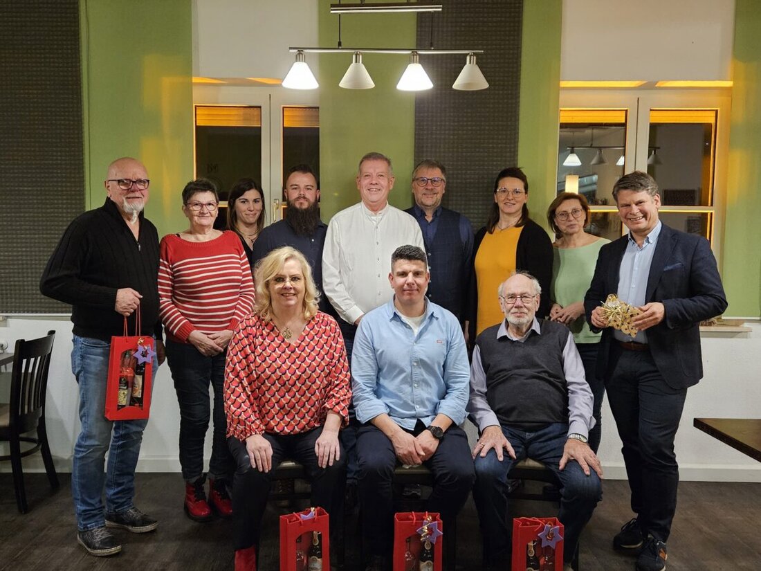 Weiden. Bei einer Veranstaltung im Schätzlerbad ehrte der CSU Ortsverband Hammerweg Mitglieder für langjährige Treue und diskutierte lokale Themen. Wichtige Themen waren unter anderem der Neubau des Turnerbund-Areals und die Zukunft des alten Real-Markts.