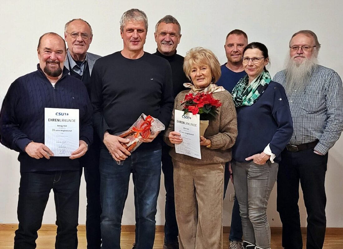Weiden. Der CSU Ortsverband Weiden-West hat zu einer Weihnachtsfeier mit Ehrungen eingeladen. Im Pfarrheim begrüßte Ortsvorsitzender Wolfgang Gleissner die Mitglieder und Jubilare, die durch ihre langjährige Treue zur Partei Urkunden erhalten.