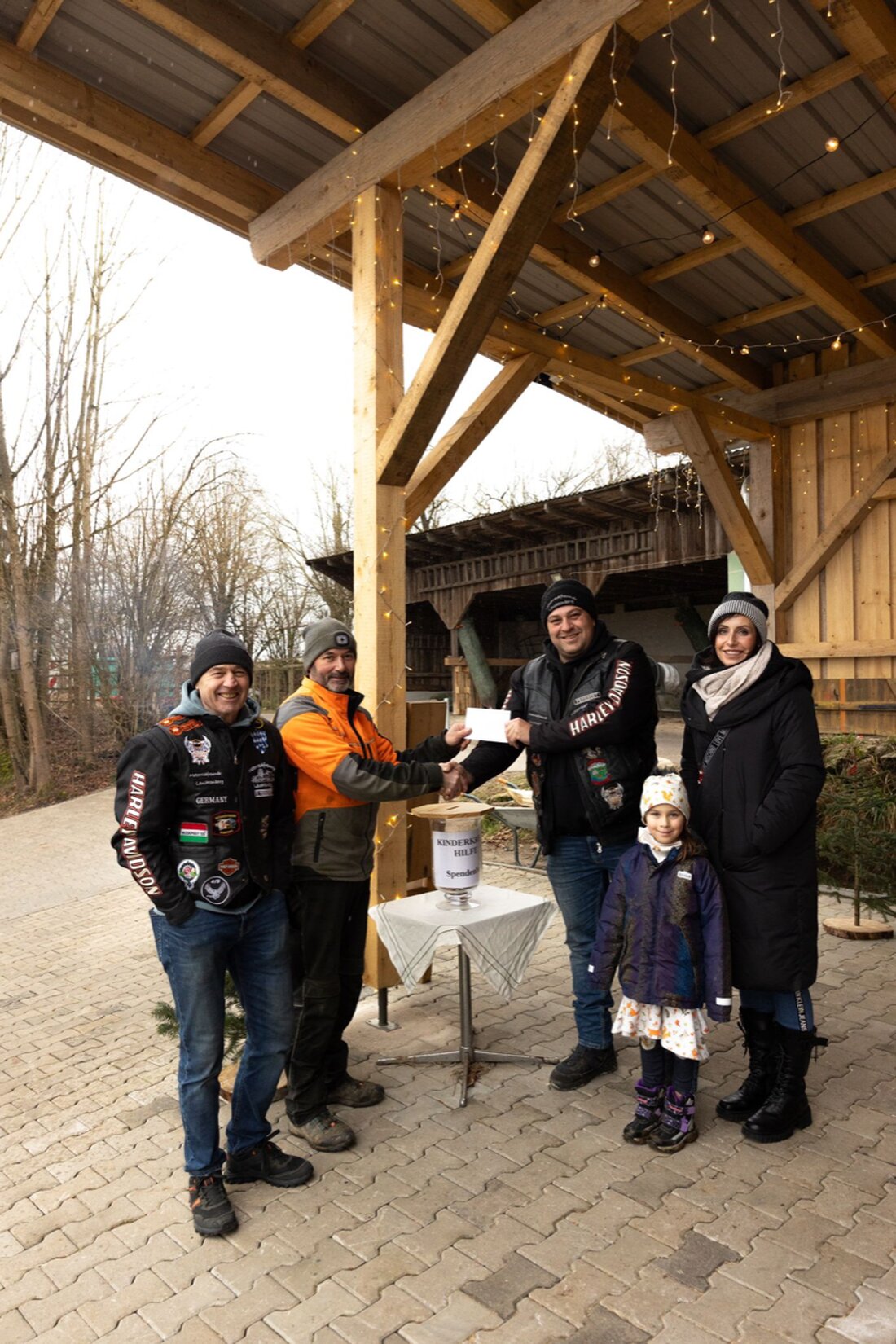 Döllnitz. Der Christbaumhof Kammerer spendet den Erlös aus dem Christbaumverkauf an vier Adventswochenenden an die Kinderkrebshilfe Oberpfalz Nord e.V. Die Motorradfreunde Leuchtenberg unterstützten die Aktion mit einer Spende von 300 Euro.