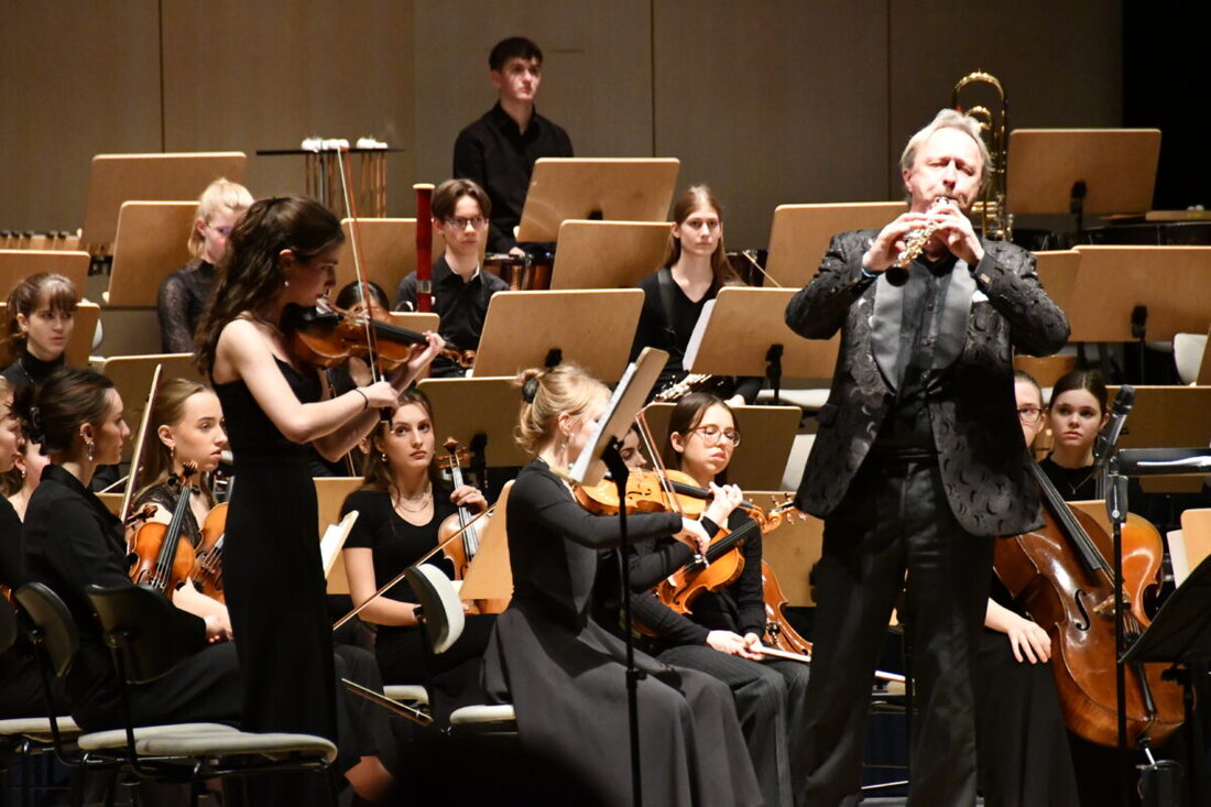 Weiden. Das Konzert des Rotary Clubs Weiden war seit Wochen ausverkauft. Kein Wunder, denn das Bayerische Landesjugendorchester gastierte zusammen mit dem viel beachteten Solo-Oboisten der Berliner Philharmoniker Albrecht Mayer in der Max-Reger-Halle in Weiden.