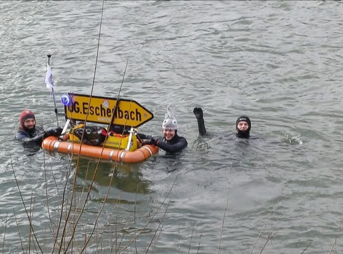 Neuburg. Über 1850 Schwimmer nahmen am europaweit größten Winterschwimmen in Neuburg an der Donau teil. Teils kostümiert schwammen sie 4 km bei 4 Grad, unter ihnen auch Gruppen aus Pressath und Eschenbach.