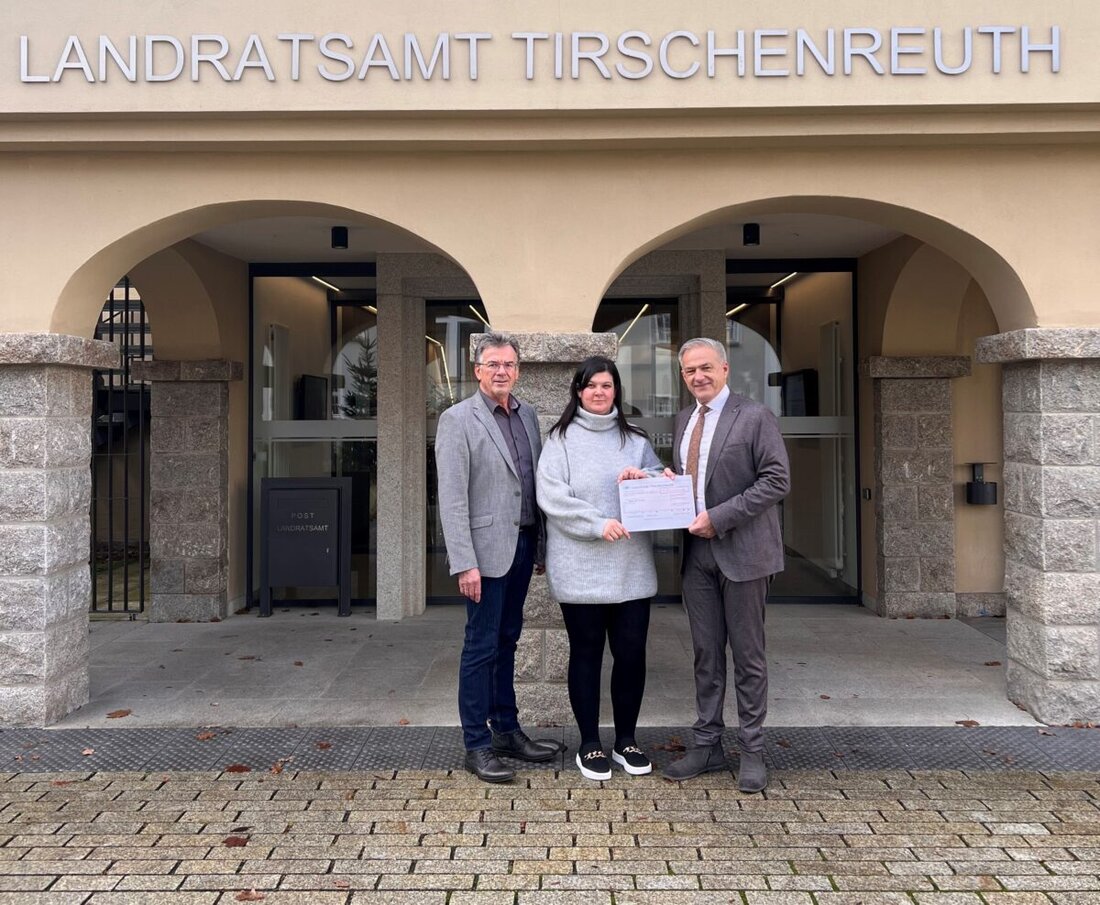 Tirschenreuth. Landrat Roland Grillmeier hat Donum Vitae eine Spende von 2.500 Euro für die Schwangerenberatung übergeben.